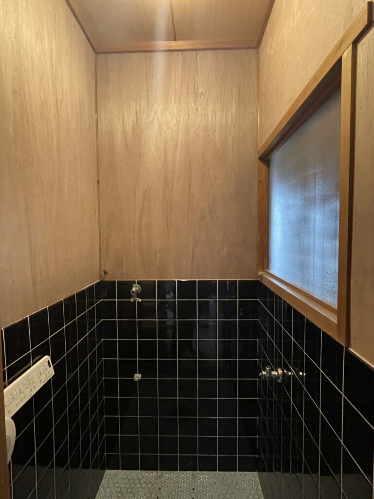 倉敷市|使える設備はそのままに!クロス貼り替えだけで明るいトイレ空間へ