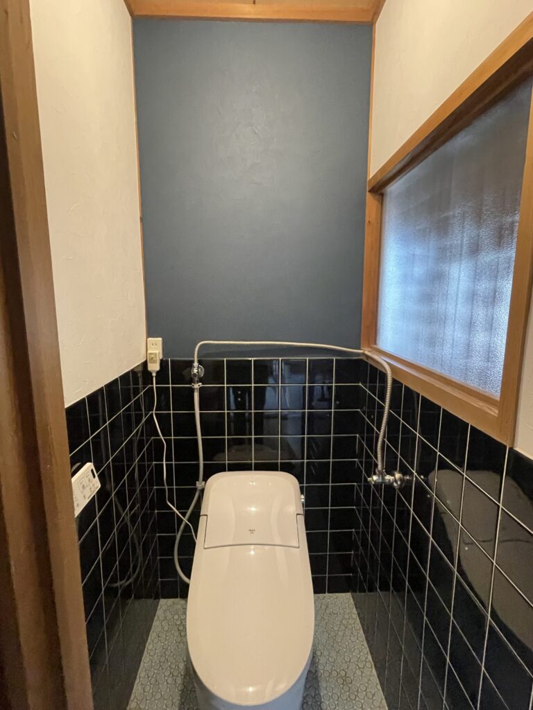 倉敷市｜使える設備はそのままに！クロス貼り替えだけで明るいトイレ空間へ