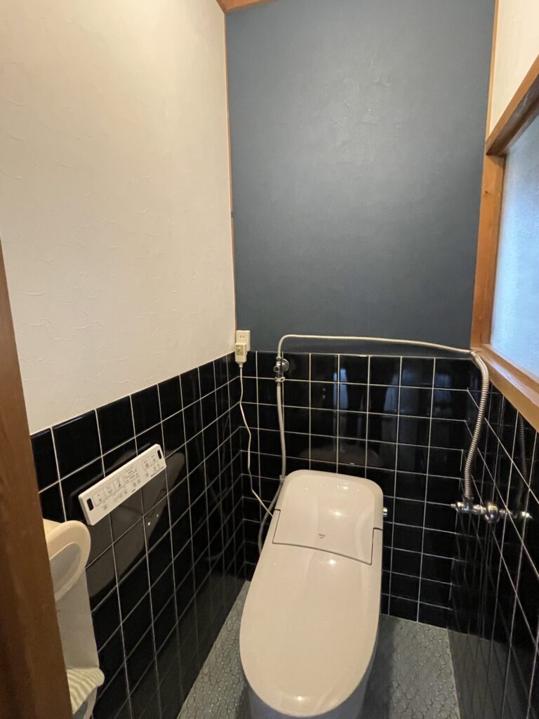 倉敷市｜使える設備はそのままに！クロス貼り替えだけで明るいトイレ空間へ