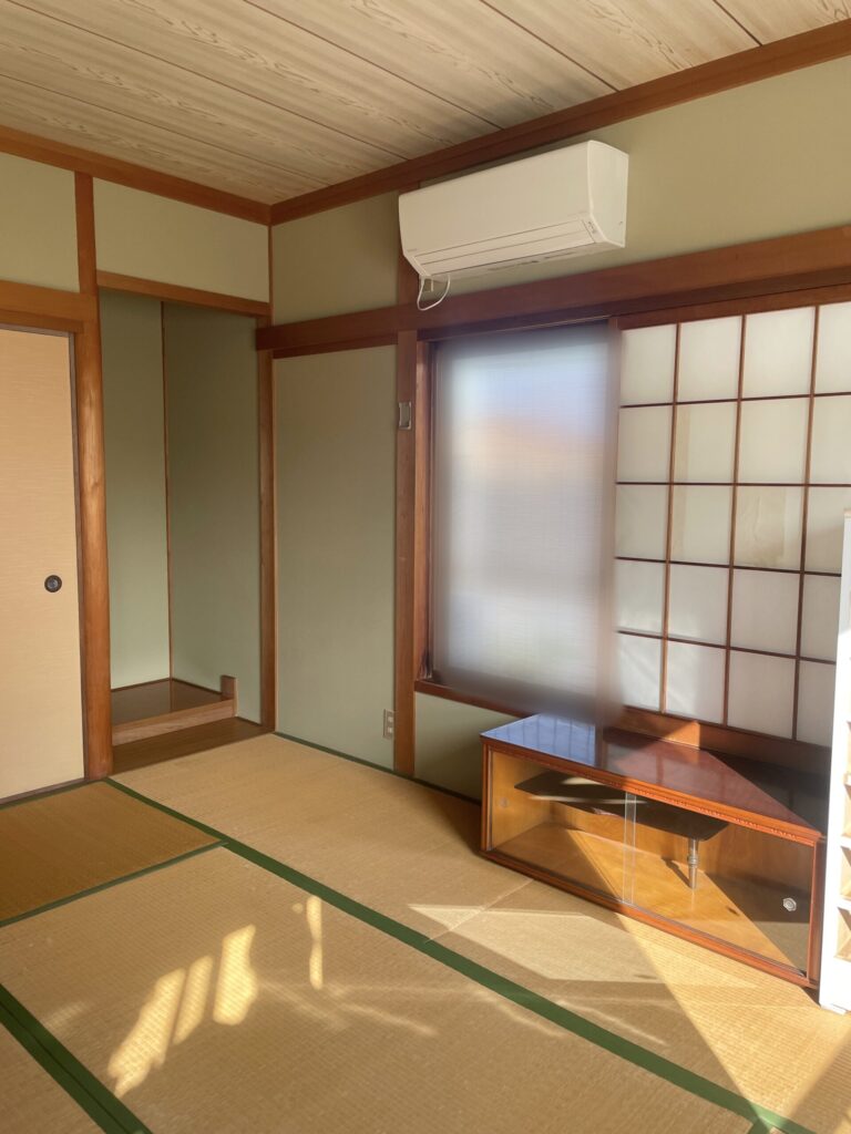 倉敷市｜土壁の風合いを受け継ぐ、真壁クロス仕上げる和室リフォーム