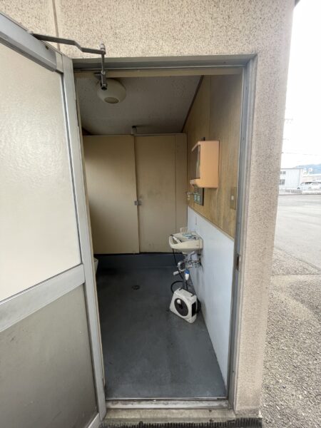倉庫トイレ改修工事が進行してます！