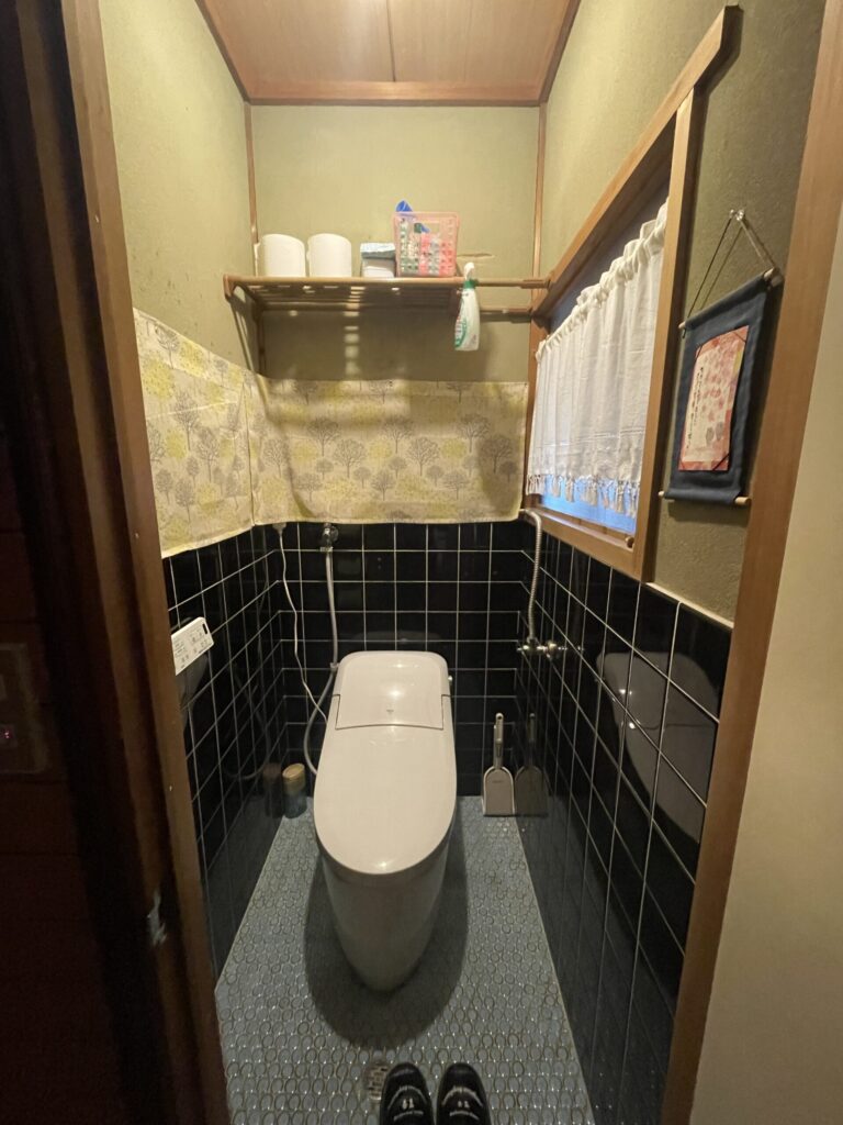 倉敷市|使える設備はそのままに!クロス貼り替えだけで明るいトイレ空間へ