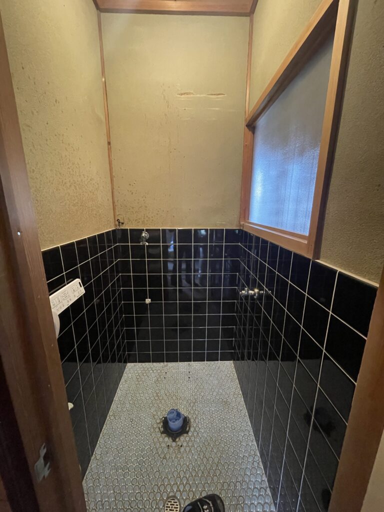 倉敷市|使える設備はそのままに!クロス貼り替えだけで明るいトイレ空間へ