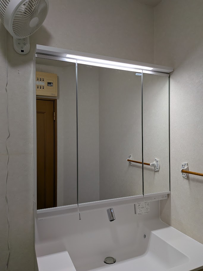 倉敷市 | LIXILのクレヴィで洗面所の主役になれる化粧台となりました。