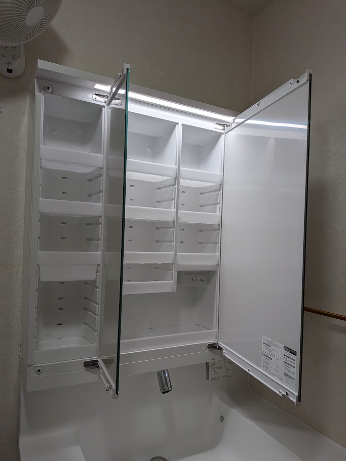 倉敷市 | LIXILのクレヴィで洗面所の主役になれる化粧台となりました。