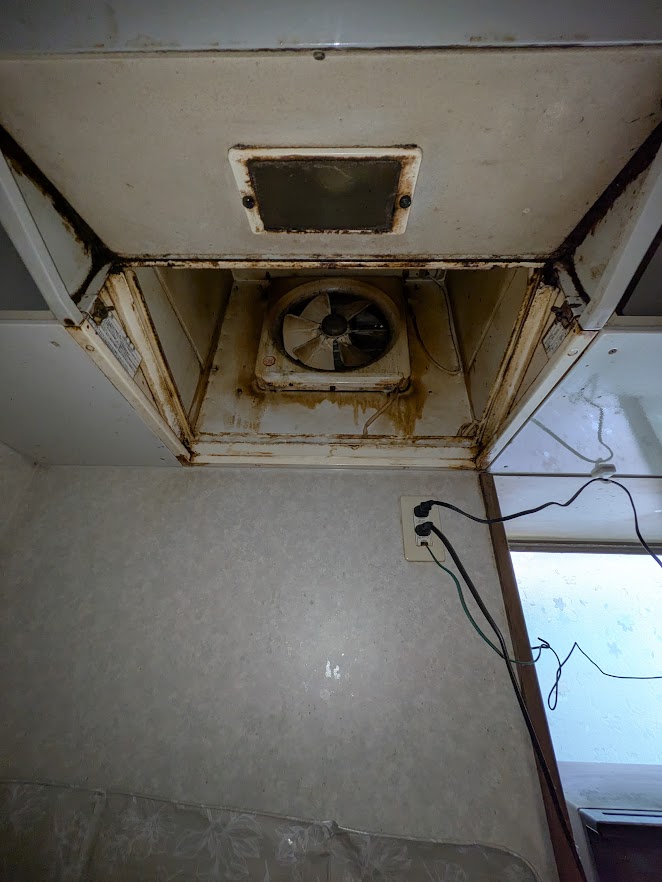 キッチンの換気扇交換、一日で完了します！