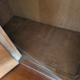 昔の家は収納の床はベニヤ一枚