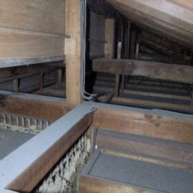 断熱材が入ってない。