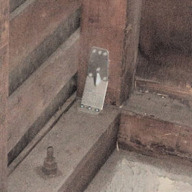 耐震金物を施工してます。