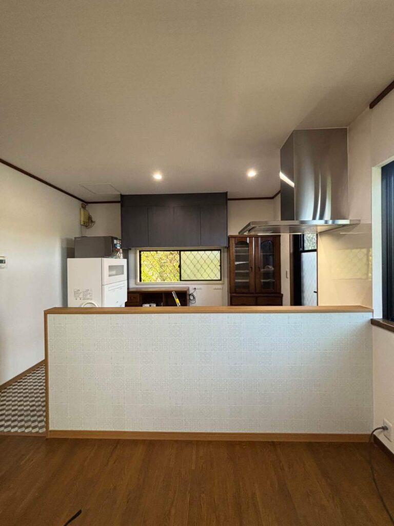 倉敷市｜配置の工夫でリビングを広く。造作カウンターで仕切る対面風キッチン