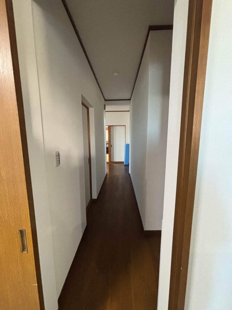 倉敷市｜黄ばみ・汚れを解消。クロスの貼り替えでお家の中がパッと明るく！
