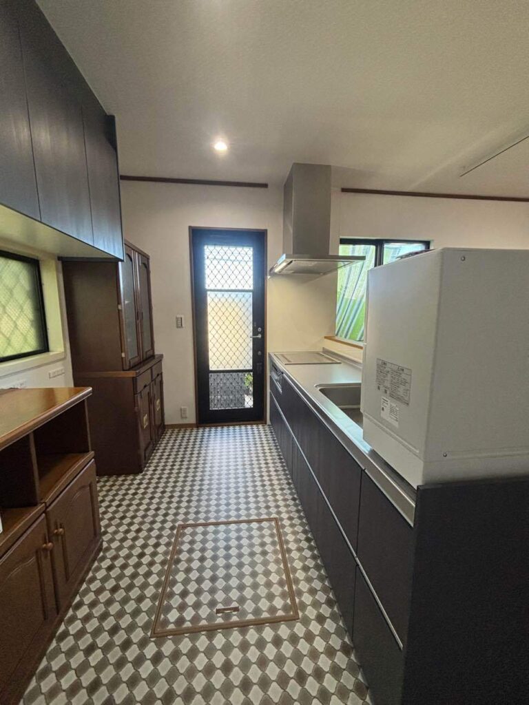 倉敷市｜配置の工夫でリビングを広く。造作カウンターで仕切る対面風キッチン