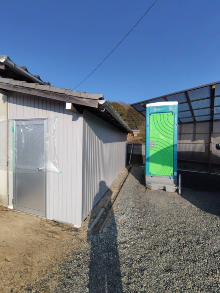 総社市｜倉庫リフォーム　波板張り替え×扉交換で使いやすく見た目もきれいに