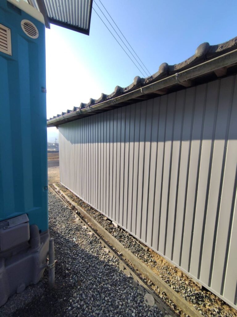 総社市｜倉庫リフォーム　波板張り替え×扉交換で使いやすく見た目もきれいに