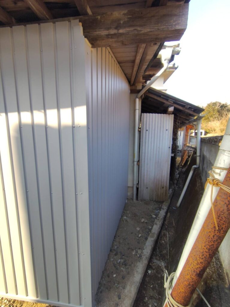 総社市｜倉庫リフォーム　波板張り替え×扉交換で使いやすく見た目もきれいに