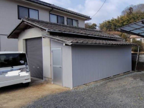 総社市｜倉庫リフォーム　波板張り替え×扉交換で使いやすく見た目もきれいに