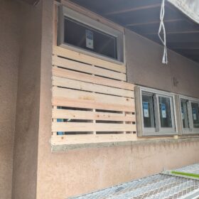 新しい窓を設置しました。