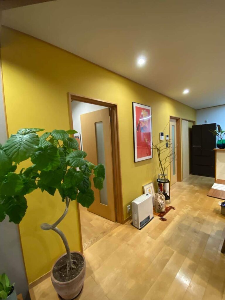 岡山市 | おしゃれな空間へ一新！アクセントクロスとアートが映えるお部屋に