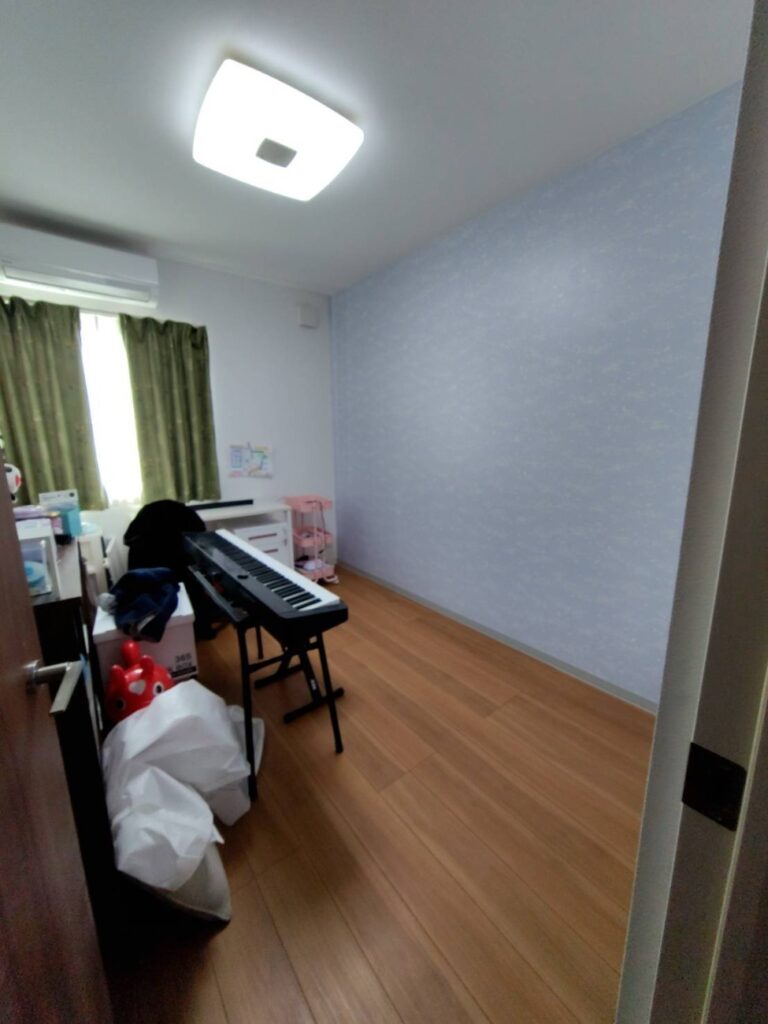 総社市｜成長に合わせて部屋を仕切る。蓄光クロスが光る、遊び心たっぷりの子供部屋づくり