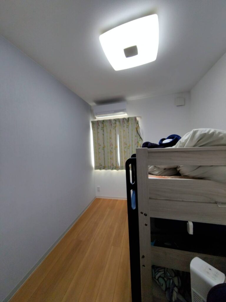 総社市｜成長に合わせて部屋を仕切る。蓄光クロスが光る、遊び心たっぷりの子供部屋づくり