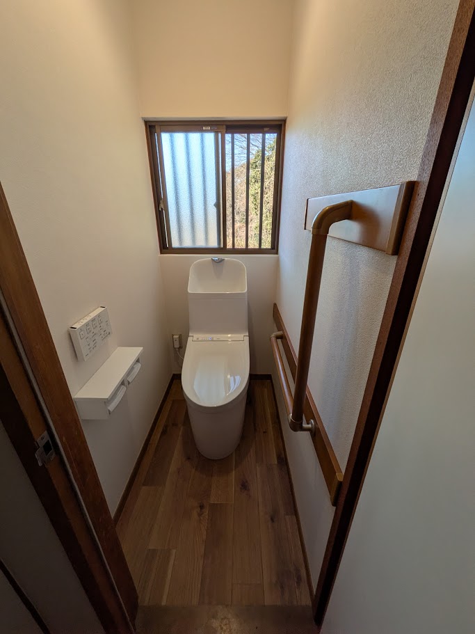 倉敷市 | 内装と設備の更新で、明るいトイレ空間になりました！