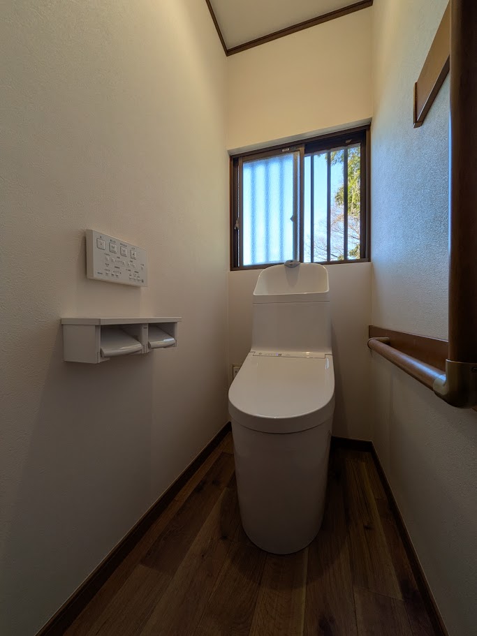 倉敷市 | 内装と設備の更新で、明るいトイレ空間になりました！