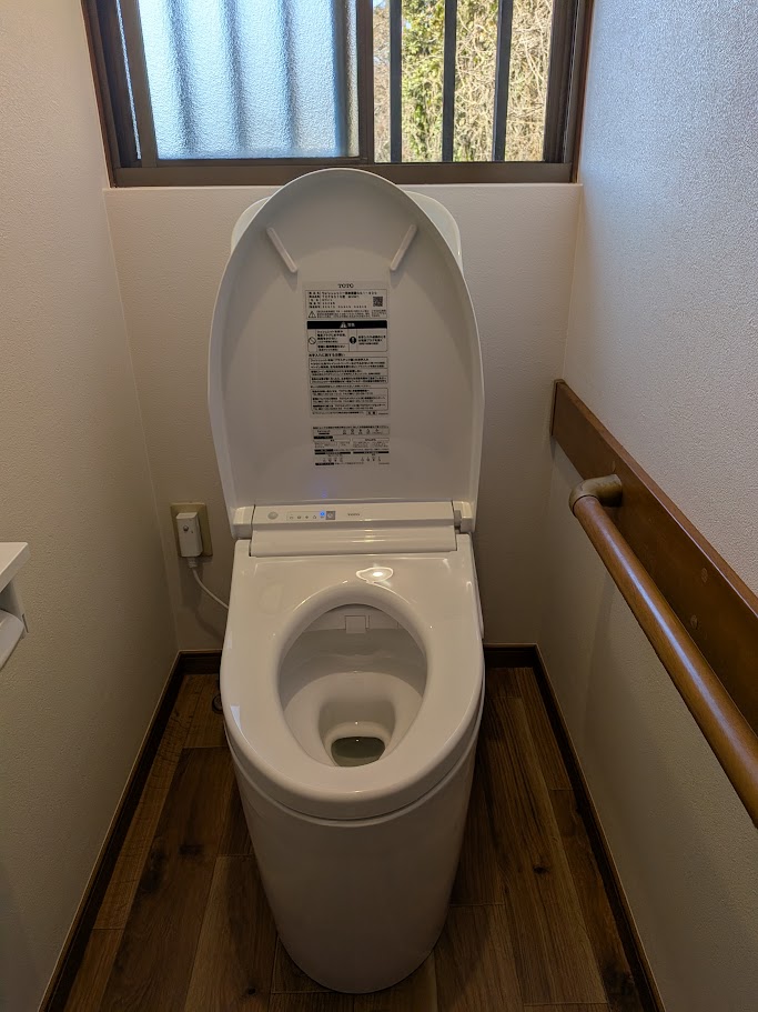 倉敷市 | 内装と設備の更新で、明るいトイレ空間になりました！