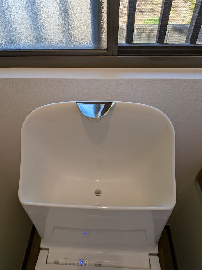 倉敷市 | 内装と設備の更新で、明るいトイレ空間になりました！