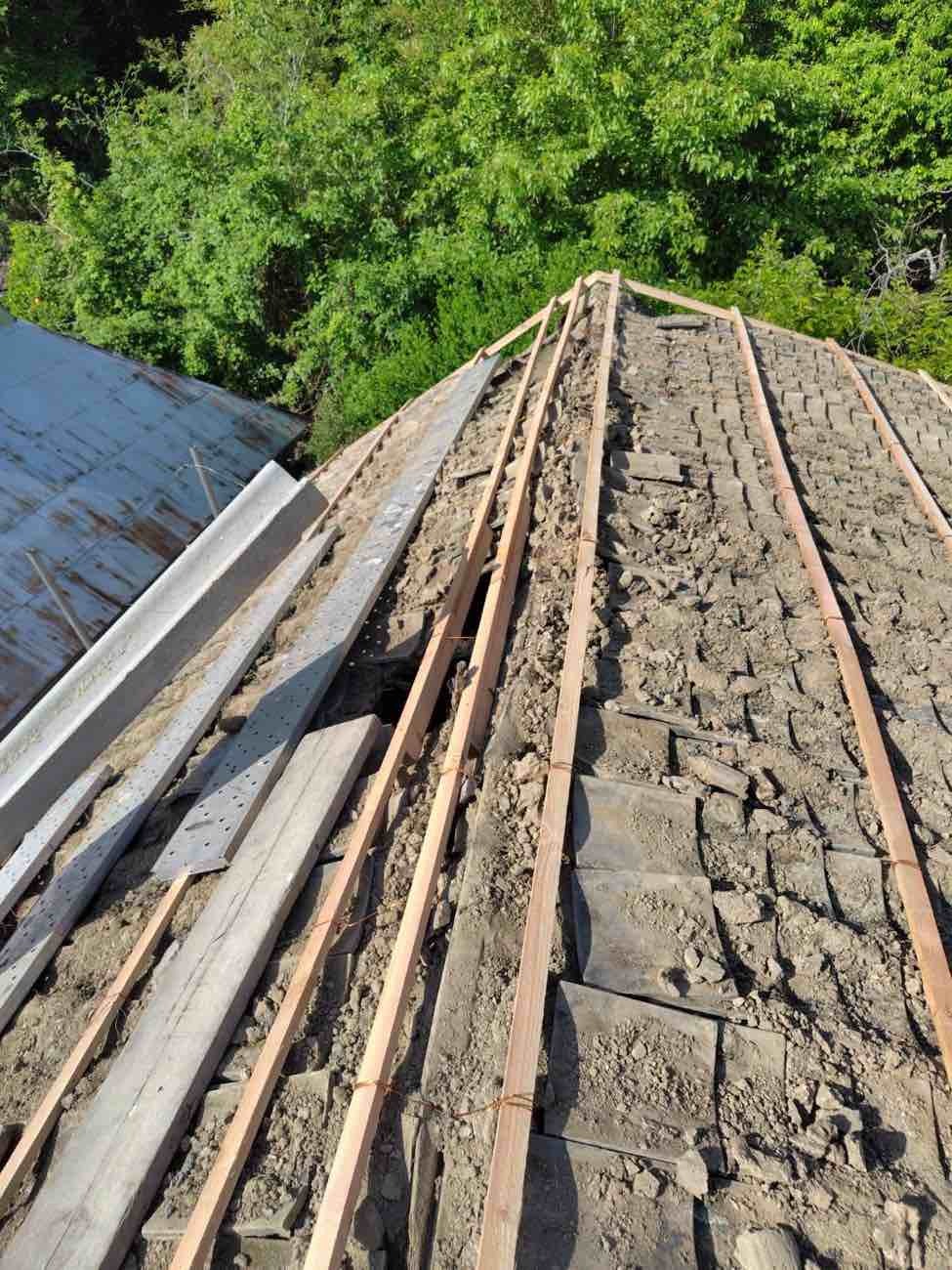 👷‍♂️【現場日記】屋根リフォーム進行中！「カバー工法」の要、下地補強をすすめています✨
