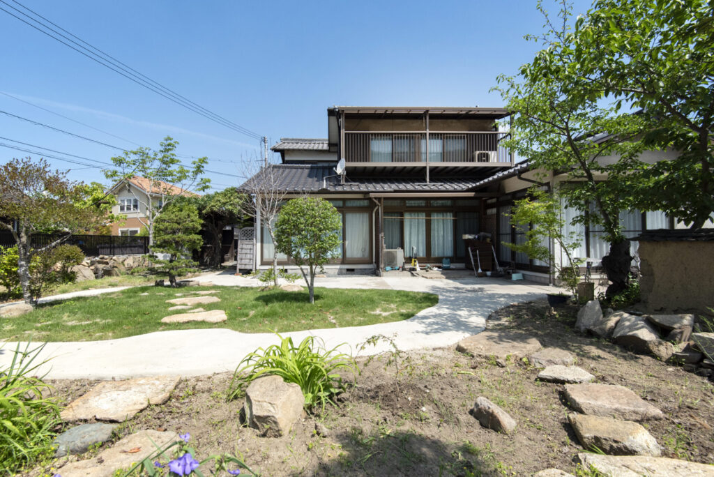 倉敷市│思い出の石と木々が紡ぐ、四季を楽しみ安心して歩ける回遊式庭園
