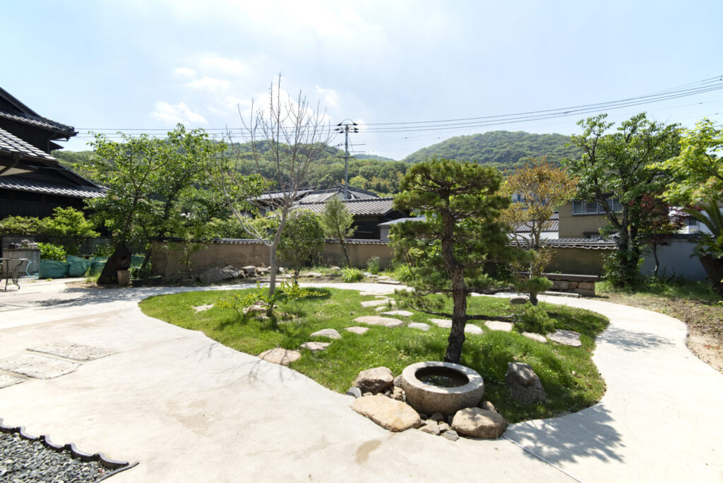 倉敷市│思い出の石と木々が紡ぐ、四季を楽しみ安心して歩ける回遊式庭園