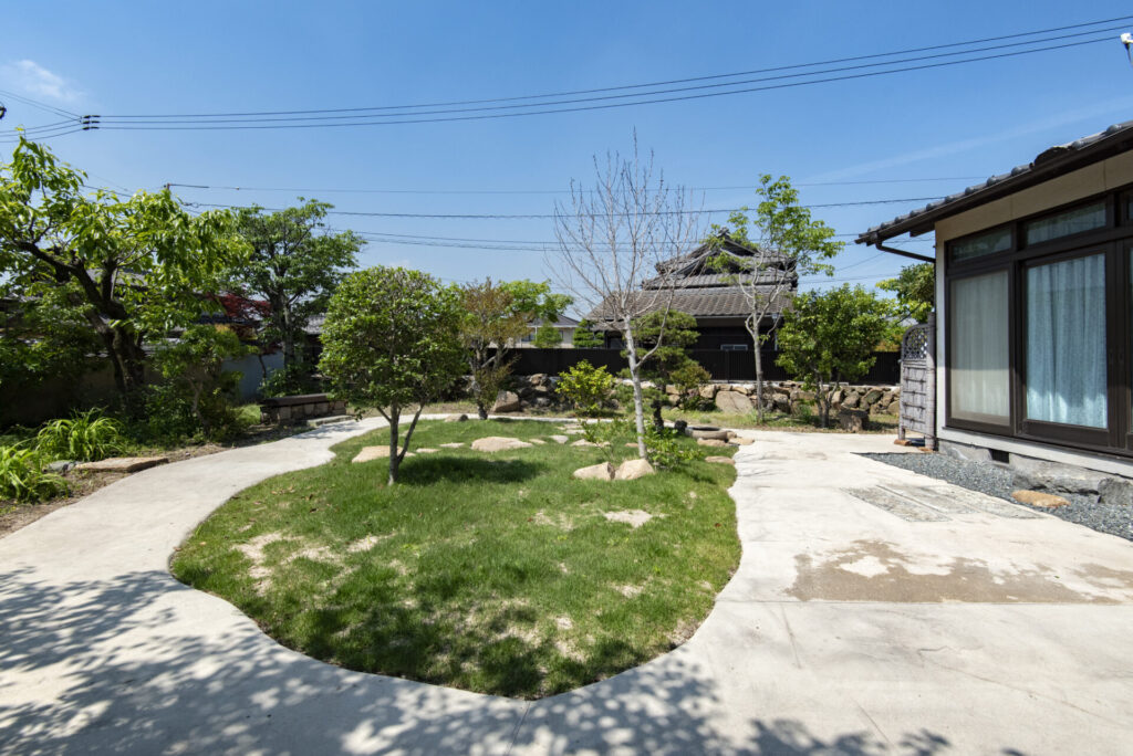 倉敷市│思い出の石と木々が紡ぐ、四季を楽しみ安心して歩ける回遊式庭園