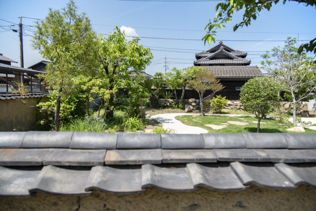 倉敷市│思い出の石と木々が紡ぐ、四季を楽しみ安心して歩ける回遊式庭園