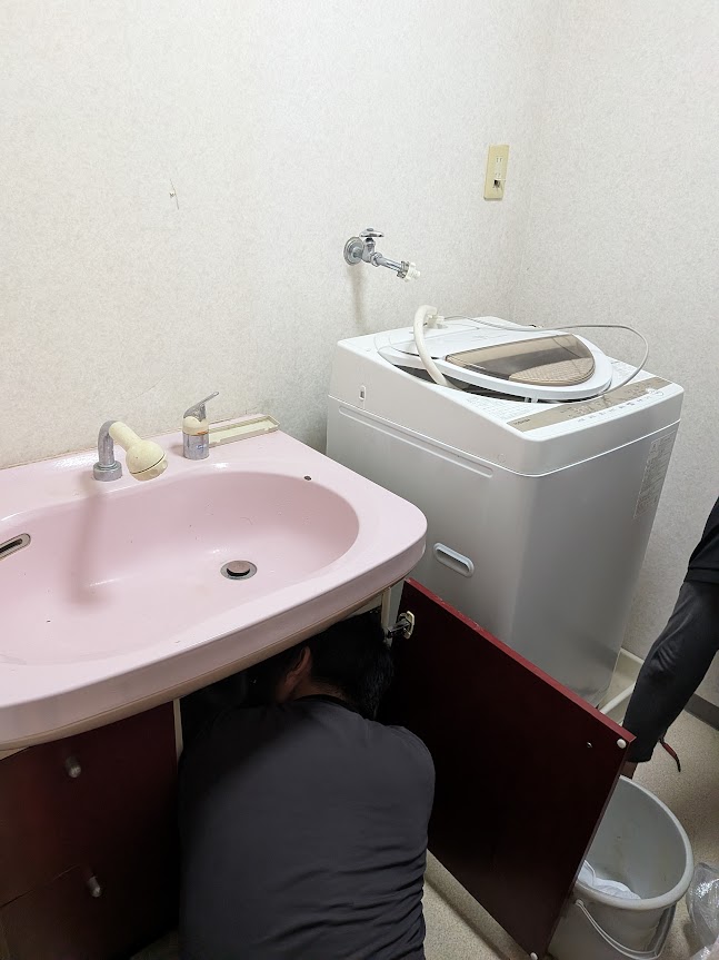 岡山市│洗面化粧台交換と内装リフレッシュ。わずか1日でお気に入りの空間へ!