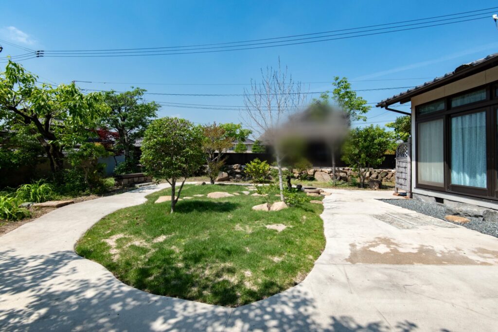 倉敷市│思い出の石と木々が紡ぐ、四季を楽しみ安心して歩ける回遊式庭園