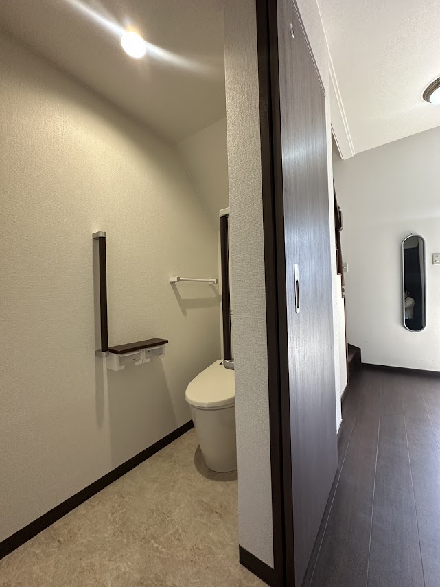 笠岡市｜階段下を有効活用！三世帯同居を快適にするトイレ増設工事