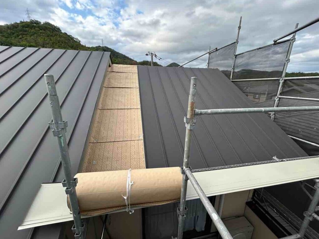 総社市 | カラーベスト屋根をガルバリウム鋼板でカバー工法!耐久性・防水性を向上