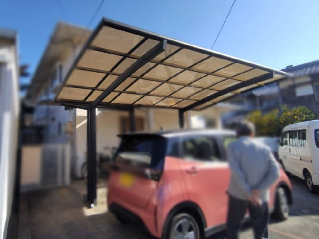 総社市|【外構リフォーム】経年劣化したカーポートの屋根を交換。クリアかすみ調で明るく快適なカースペースへ