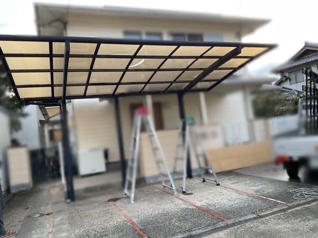 総社市|【外構リフォーム】経年劣化したカーポートの屋根を交換。クリアかすみ調で明るく快適なカースペースへ