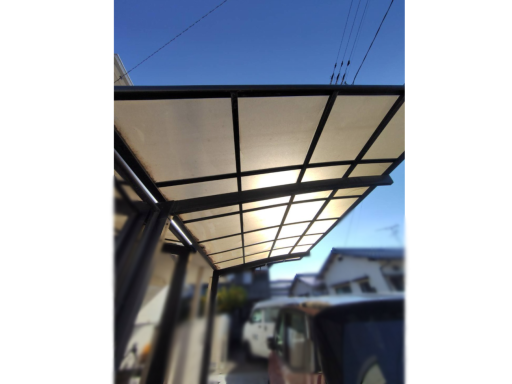 総社市|【外構リフォーム】経年劣化したカーポートの屋根を交換。クリアかすみ調で明るく快適なカースペースへ