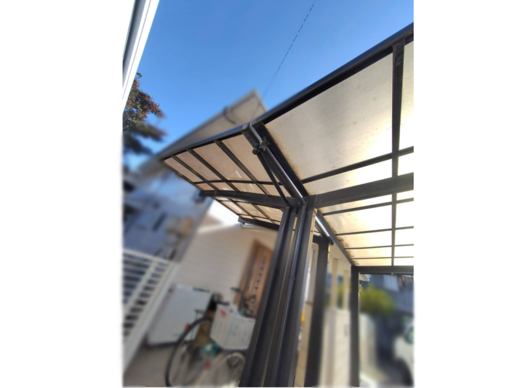 総社市|【外構リフォーム】経年劣化したカーポートの屋根を交換。クリアかすみ調で明るく快適なカースペースへ