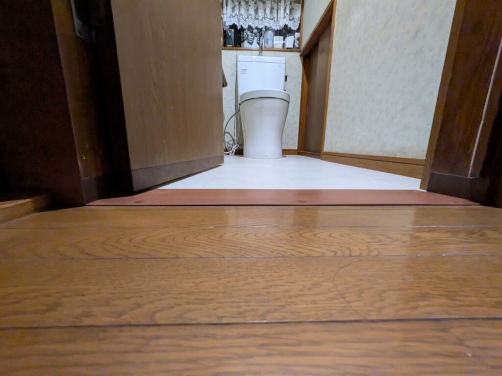 笠岡市｜30年大切に使ったトイレを一新！敷居をなくして安心・快適なバリアフリー空間へ