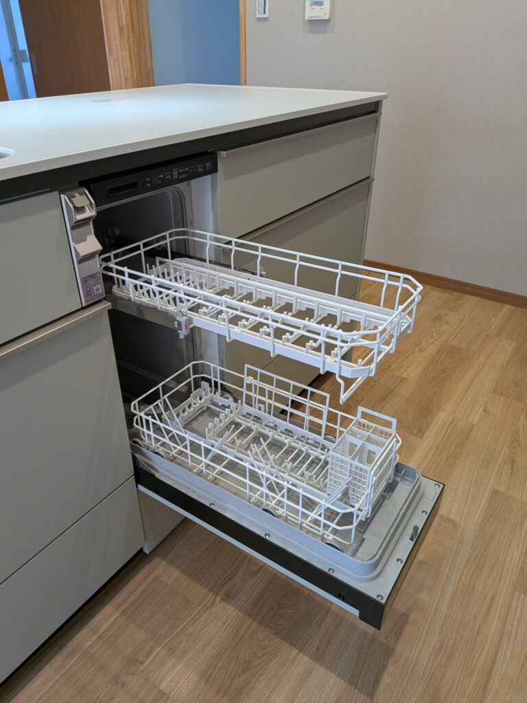 倉敷市 | キッチンの配置を変え、リビングの主役でもあり空間に馴染む存在となりました。