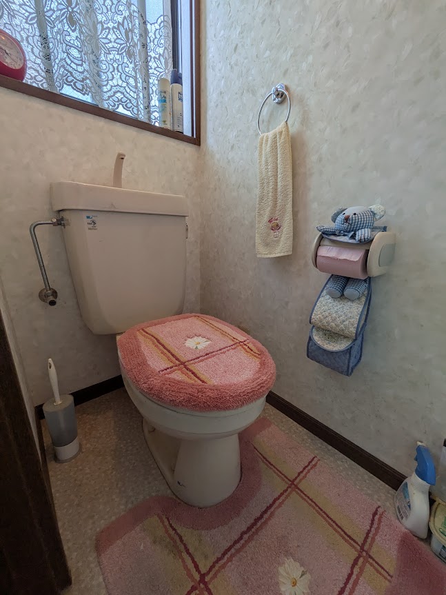 岡山市│内装はそのままコストカット!ブルーグレーの本体で魅せるトイレ交換工事