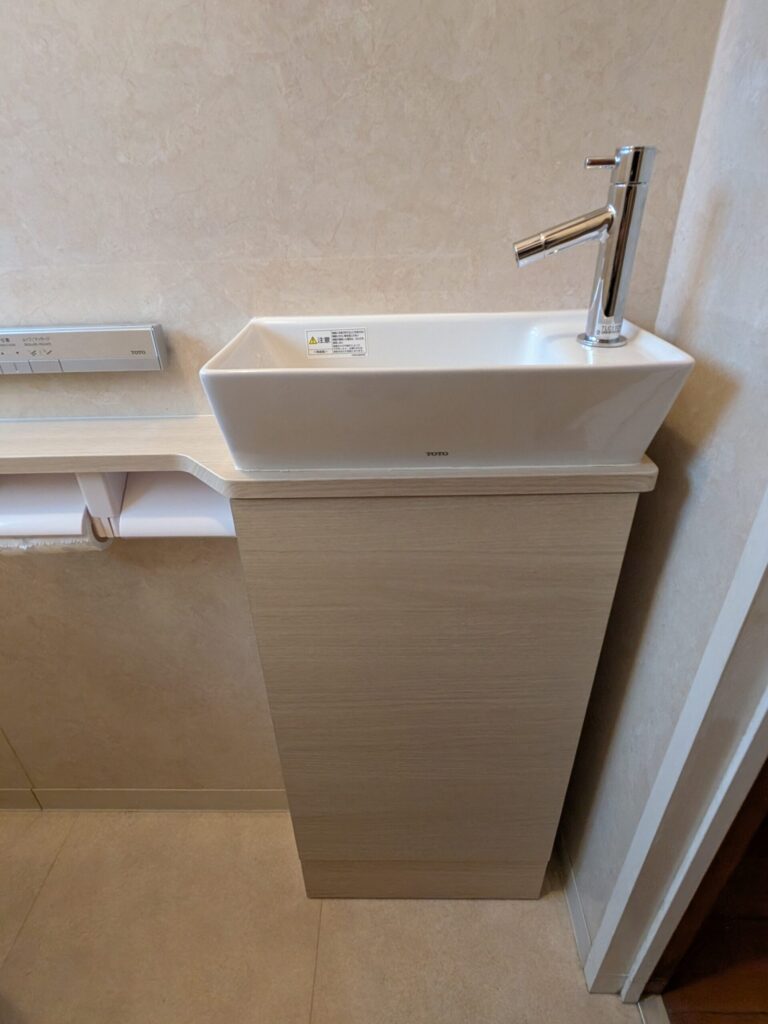 倉敷市｜お気に入りの内装を活かす！独立手洗い器を新設した温もりあるトイレ空間