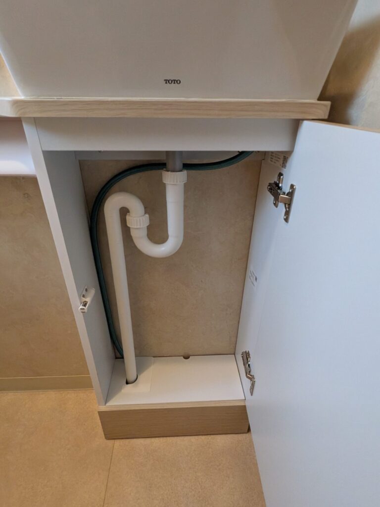倉敷市｜お気に入りの内装を活かす！独立手洗い器を新設した温もりあるトイレ空間