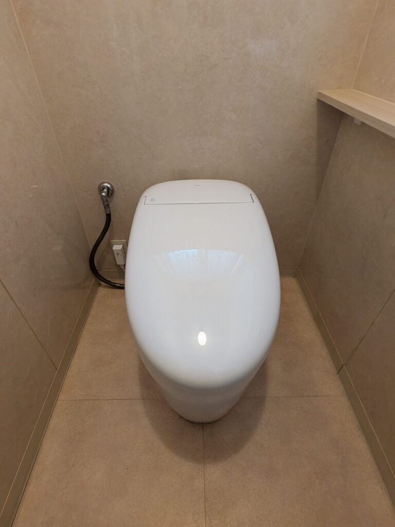 倉敷市｜お気に入りの内装を活かす！独立手洗い器を新設した温もりあるトイレ空間