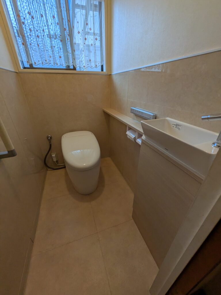 倉敷市｜お気に入りの内装を活かす！独立手洗い器を新設した温もりあるトイレ空間