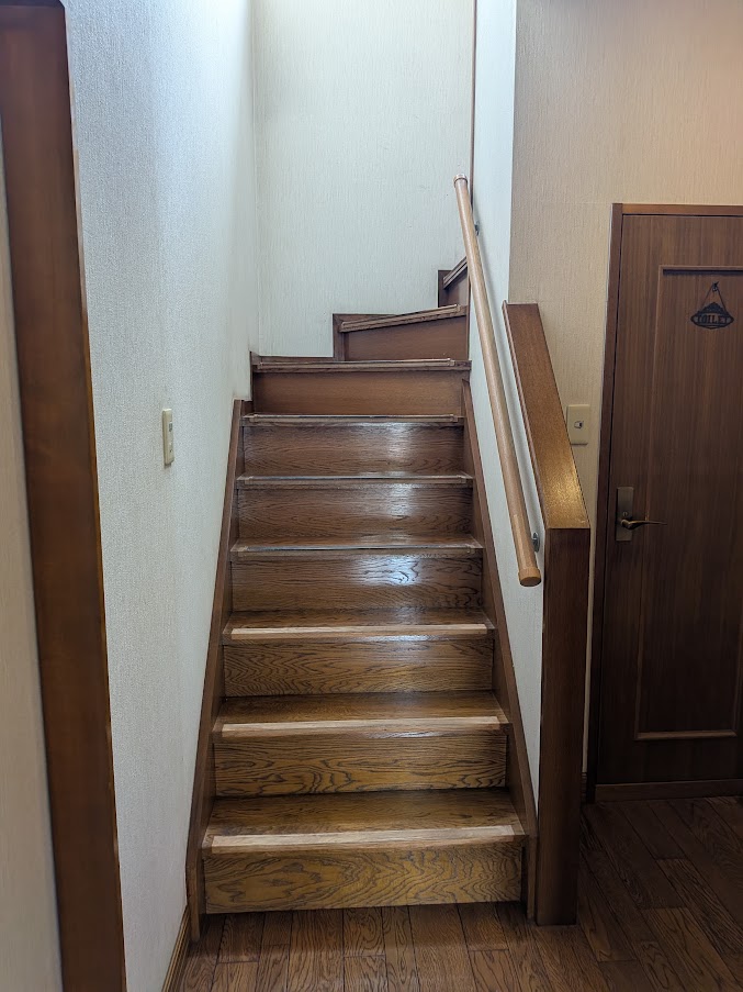 倉敷市 |お子様の成長に合わせて「開かずの扉」だった2階トイレを一新!階段もまるで新築のように