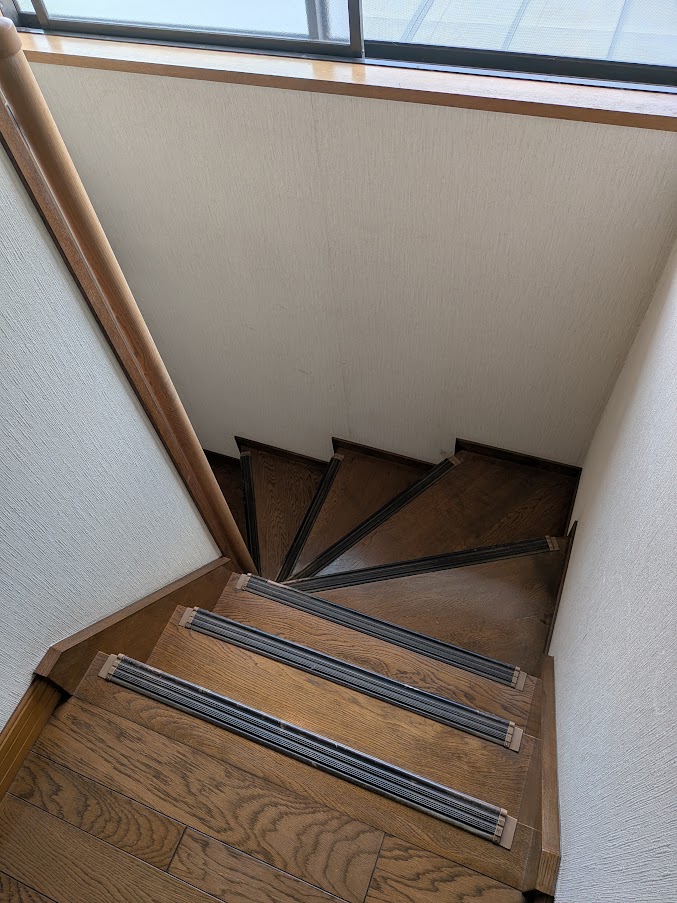 倉敷市 |お子様の成長に合わせて「開かずの扉」だった2階トイレを一新!階段もまるで新築のように
